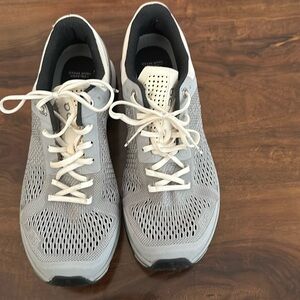 On cloud running cloud surfer women’s  running sneakers size 8